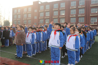 柳泉镇实验小学举行升旗仪式暨足球比赛颁奖仪式