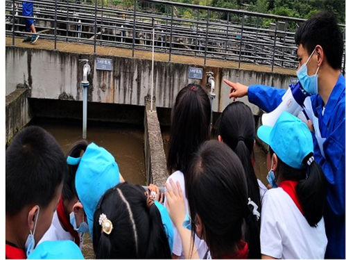 宝兴县实验小学组织学生参观污水处理厂