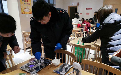 守护学生“舌尖上的安全” 园区食药稽查大队走进学校食堂