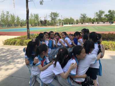 胶州市第六实验小学开展心理健康日主题班会
