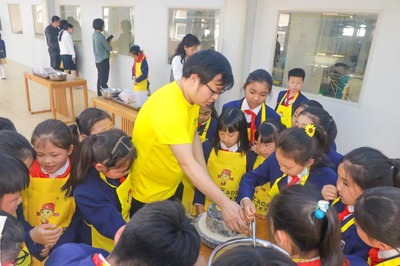 劳动初体验，品味豆腐香——记惠济区实验小学与“豆状元”的相约之旅