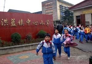 雪天穿单薄校服迎检查，溧水实验小学引争议