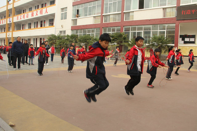 民权县实验小学举行跳绳比赛活动
