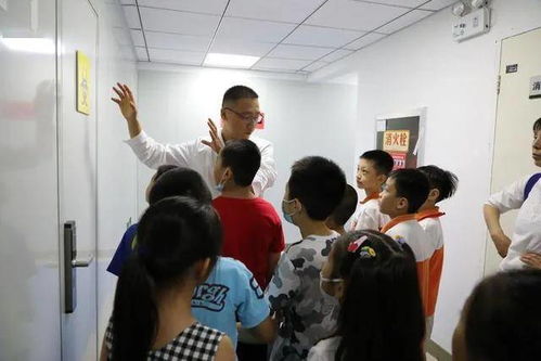 走进科学 共育文明 区市场监管局组织学生和家长走进食品检测机构