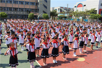 实验小学举行庆“六一”新队员入队仪式